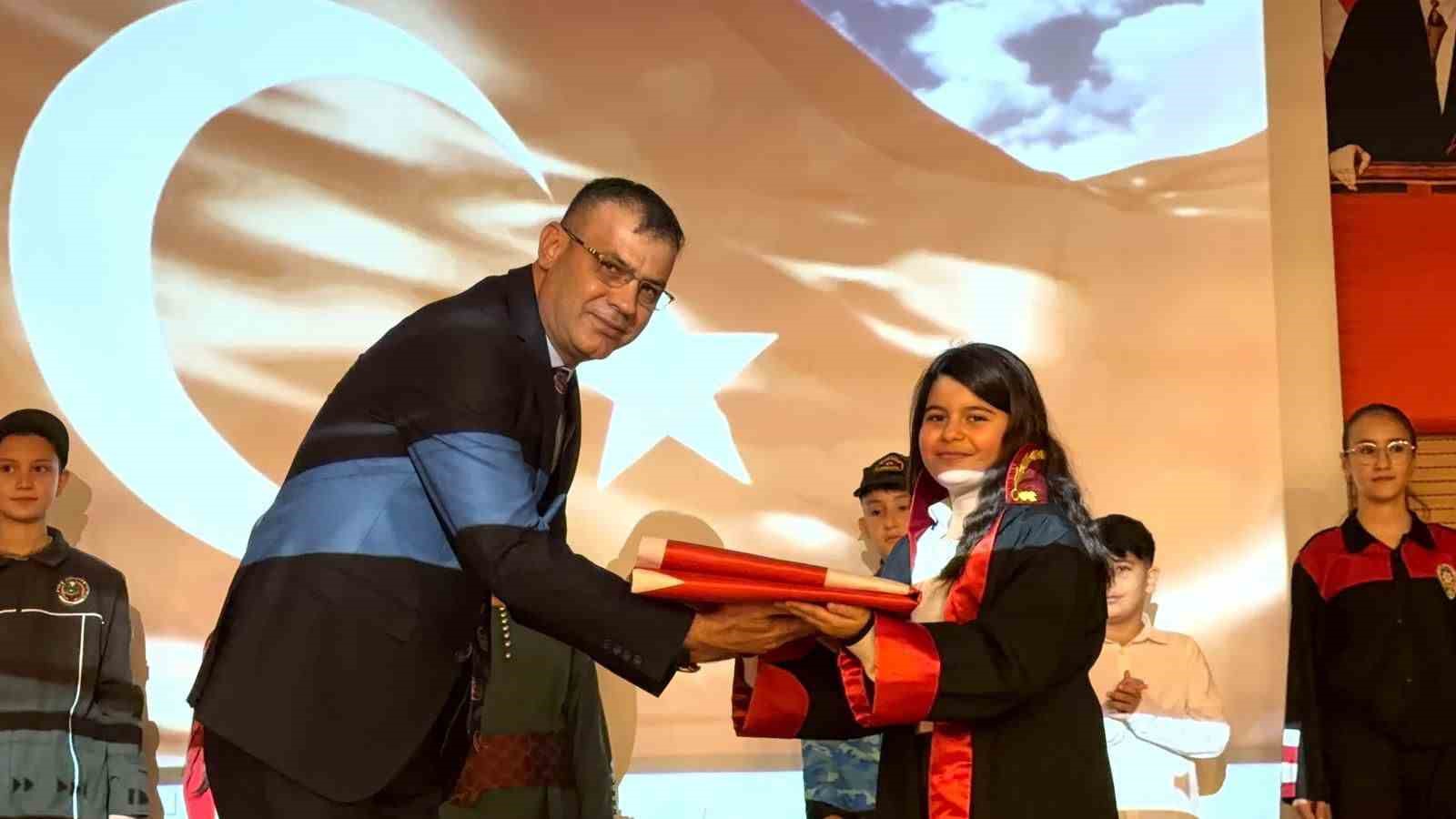 Öğrencilerin ay yıldız temalı gösterisi göğüs kabarttı
