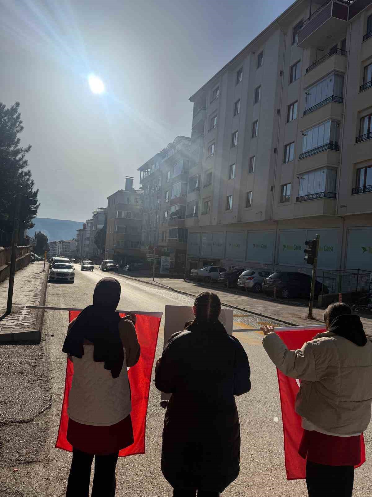 Öğrencilerin bayrak sevgisi yollara taştı: Sürücüler karşılıksız bırakmadı
