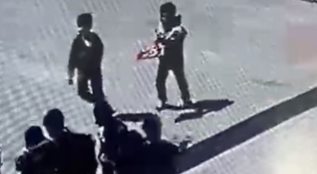 Öğrencilerin duygulandıran bayrak hassasiyeti: Düşen bayrağı yerden alıp öptü
