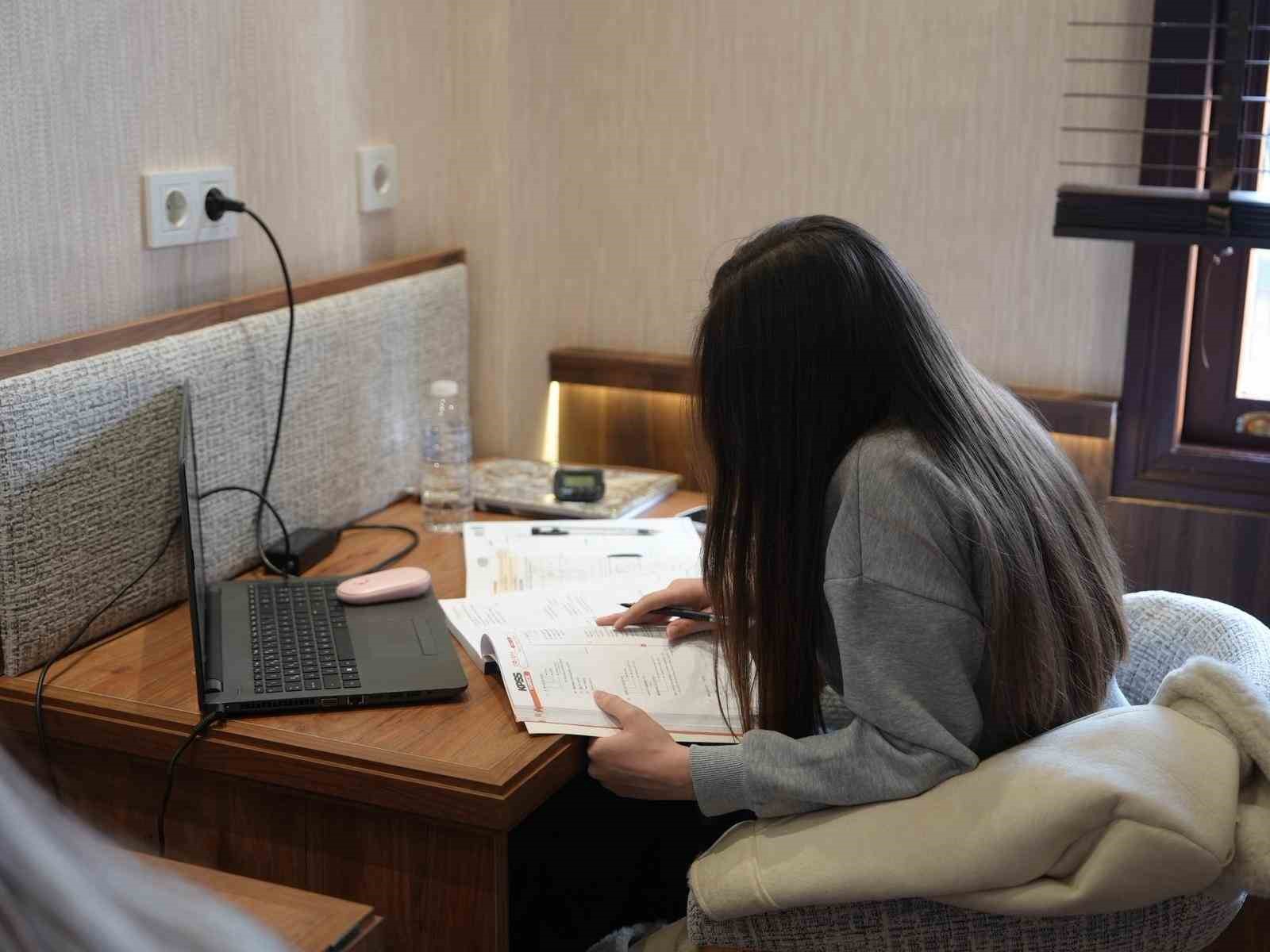 Öğrencilerin yeni mekanı Yahya Kemal Kitap köşkü oldu
