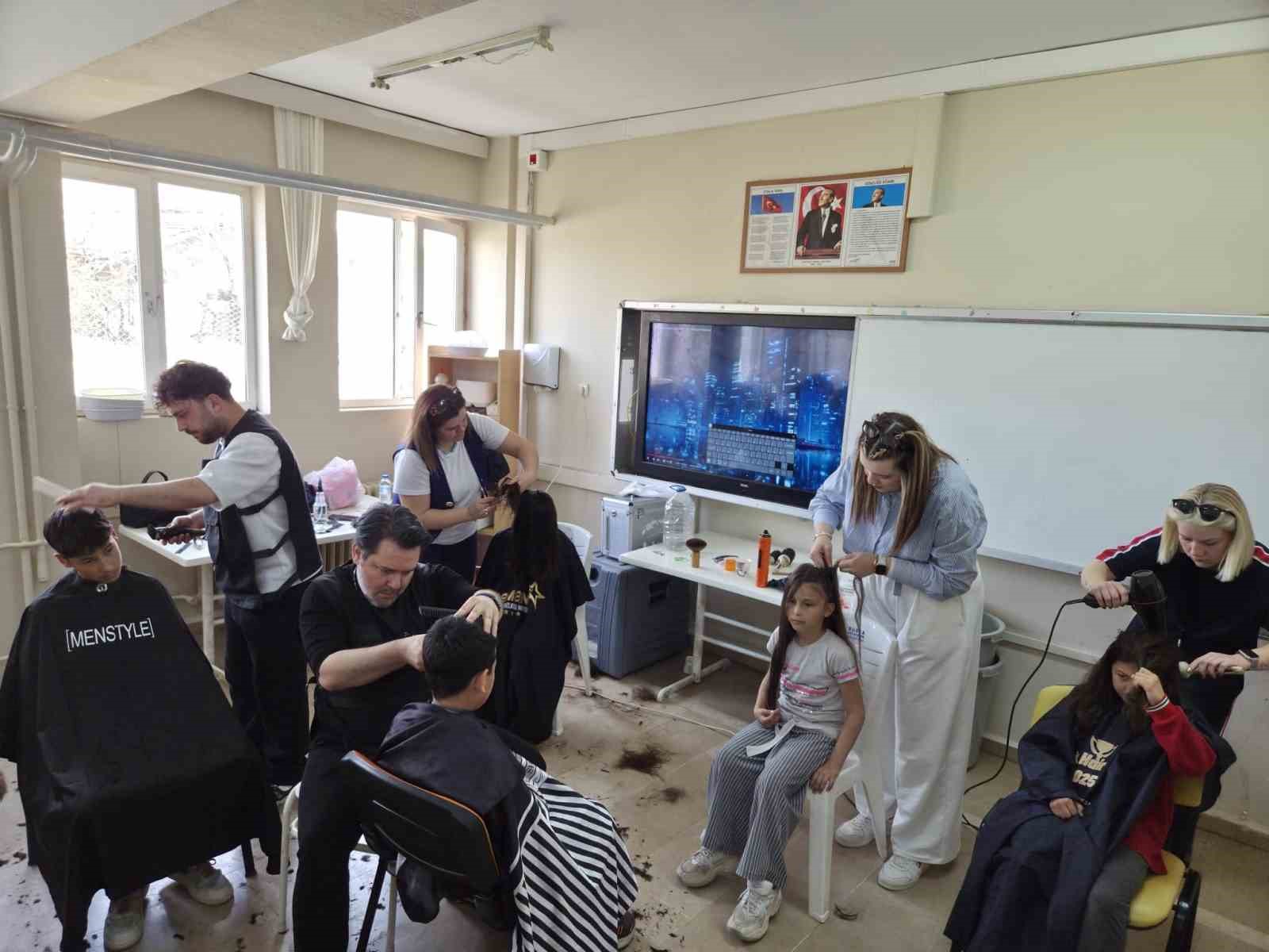 "Öğrencilerin yüzü güldü, saçları şekillendi"
