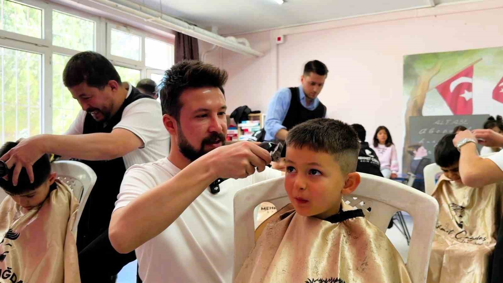 Öğrencilerin yüzü gülsün diye iş yerinin kapısına kilit vurdu
