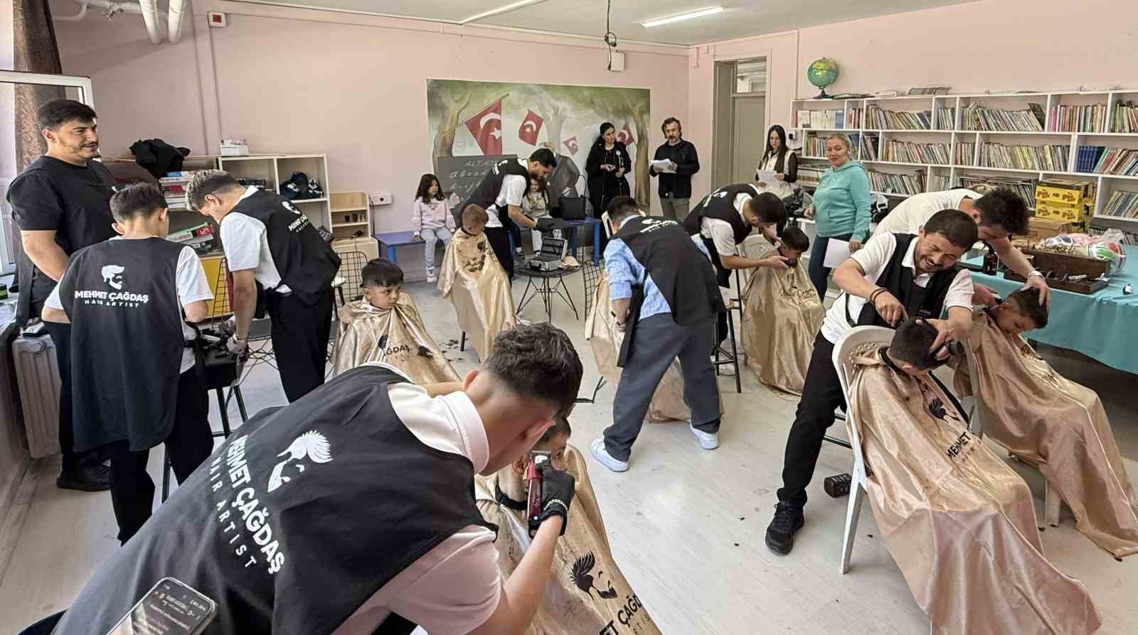 Öğrencilerin yüzü gülsün diye iş yerinin kapısına kilit vurdu
