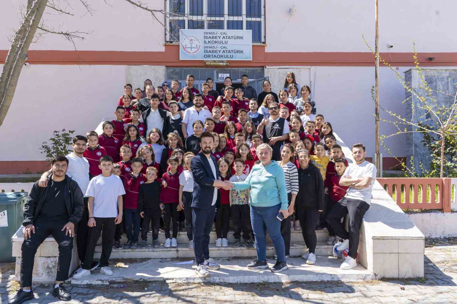 Öğrencilerin yüzü gülsün diye iş yerinin kapısına kilit vurdu
