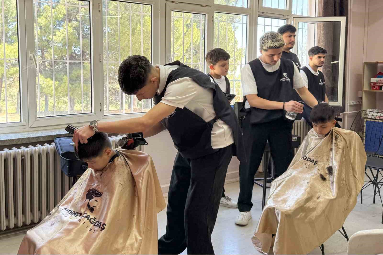 Öğrencilerin yüzü gülsün diye iş yerinin kapısına kilit vurdu
