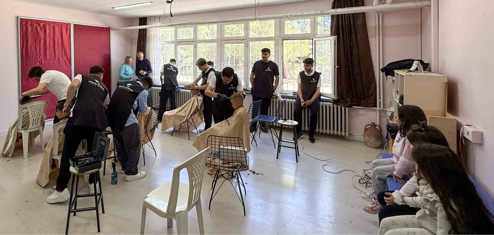 Öğrencilerin yüzü gülsün diye iş yerinin kapısına kilit vurdu
