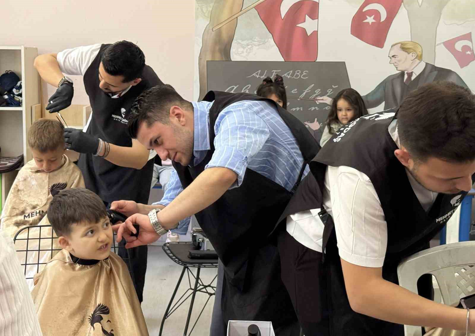 Öğrencilerin yüzü gülsün diye iş yerinin kapısına kilit vurdu
