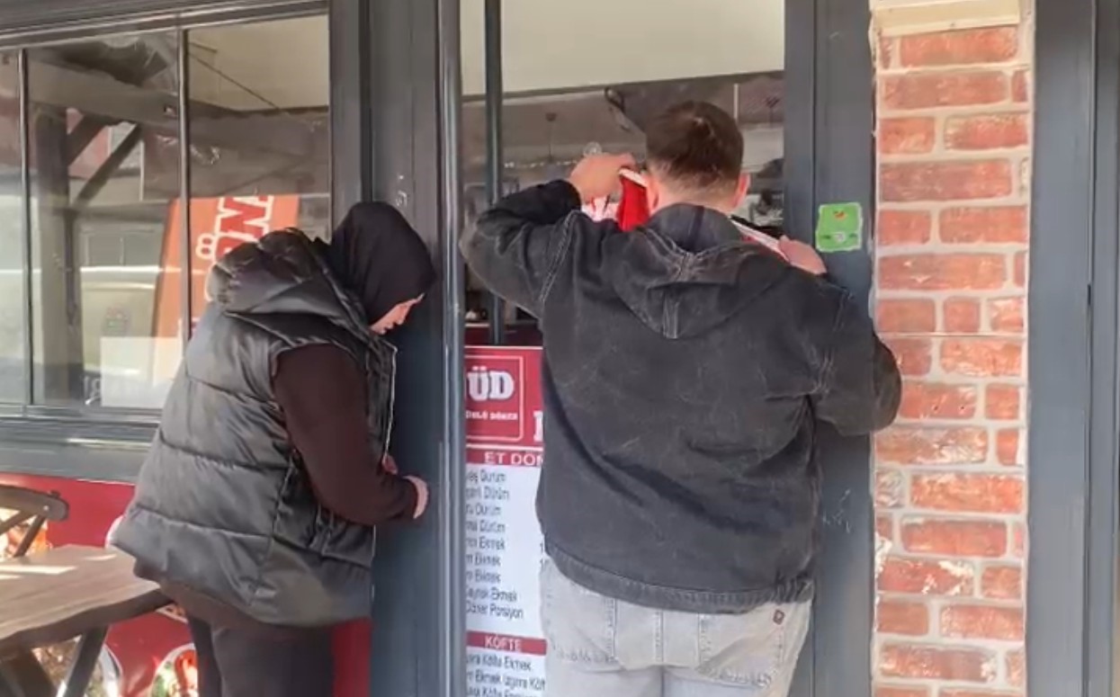 Öğrencilerin zehirlenmesinin ardından mühürlenen iş yerinden alınan numuneler temiz çıktı
Öğrencilerin zehirlenmesinin ardından mühürlenen iş yerinden alınan numuneler temiz çıktı