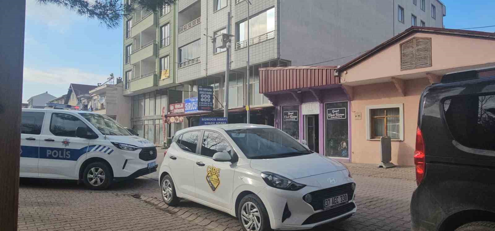 Öğrencilerin zehirlenmesinin ardından mühürlenen iş yerinden alınan numuneler temiz çıktı
Öğrencilerin zehirlenmesinin ardından mühürlenen iş yerinden alınan numuneler temiz çıktı