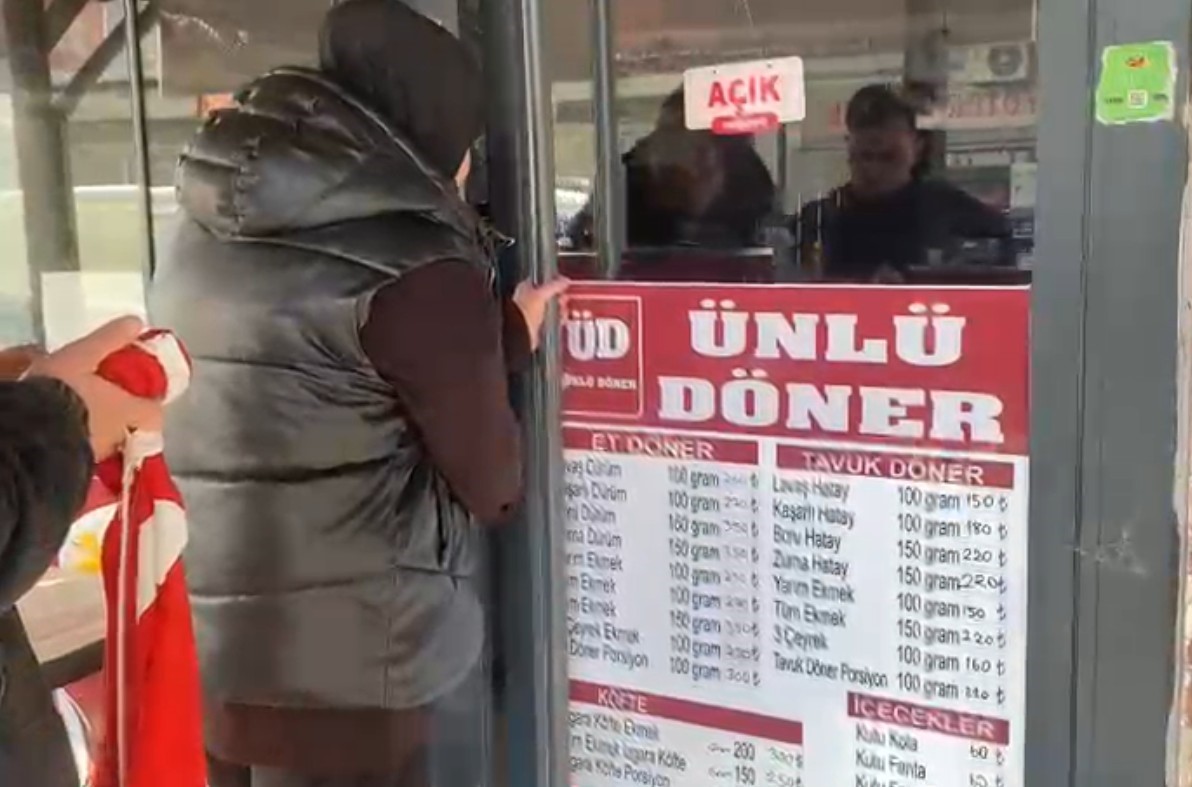 Öğrencilerin zehirlenmesinin ardından mühürlenen iş yerinden alınan numuneler temiz çıktı
Öğrencilerin zehirlenmesinin ardından mühürlenen iş yerinden alınan numuneler temiz çıktı