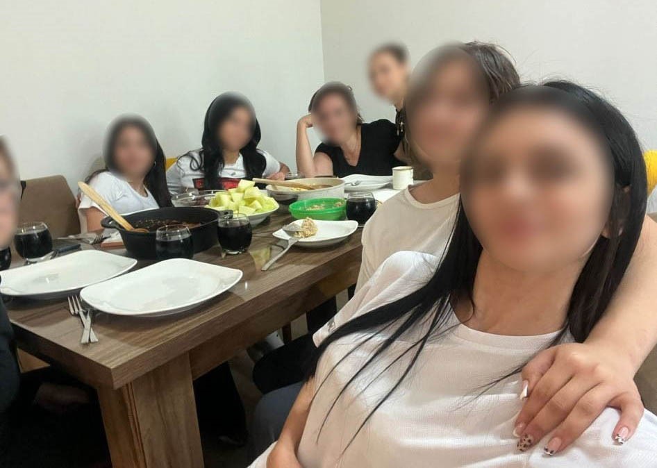 Öğrencilerine evinde temizlik yaptıran öğretmene gözaltı
Öğrencilerine evinde temizlik yaptıran öğretmene gözaltı