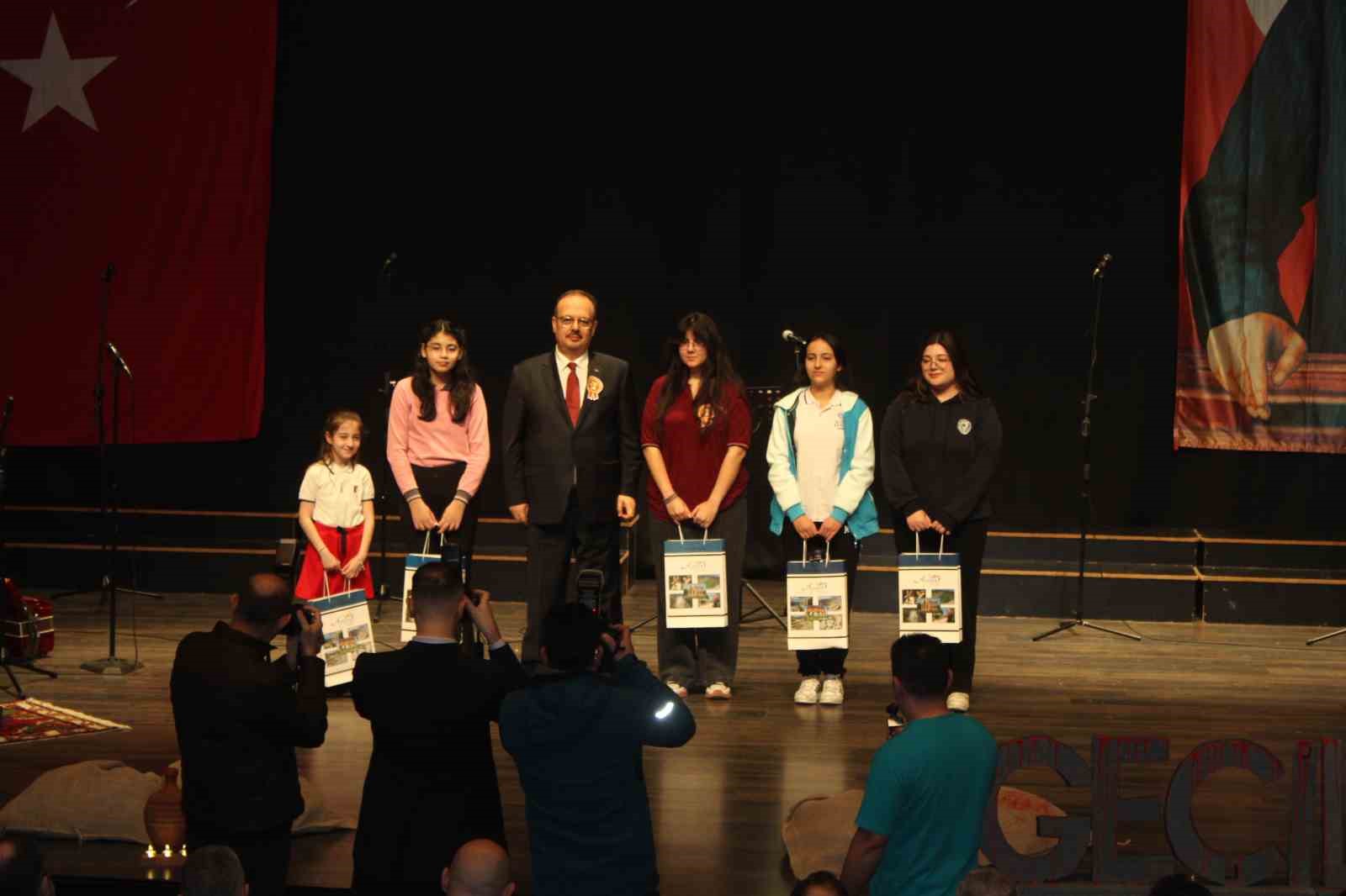 Öğrencilerinin ‘Bir Hilal Uğruna’ oratoryosu ayakta alkışlandı
