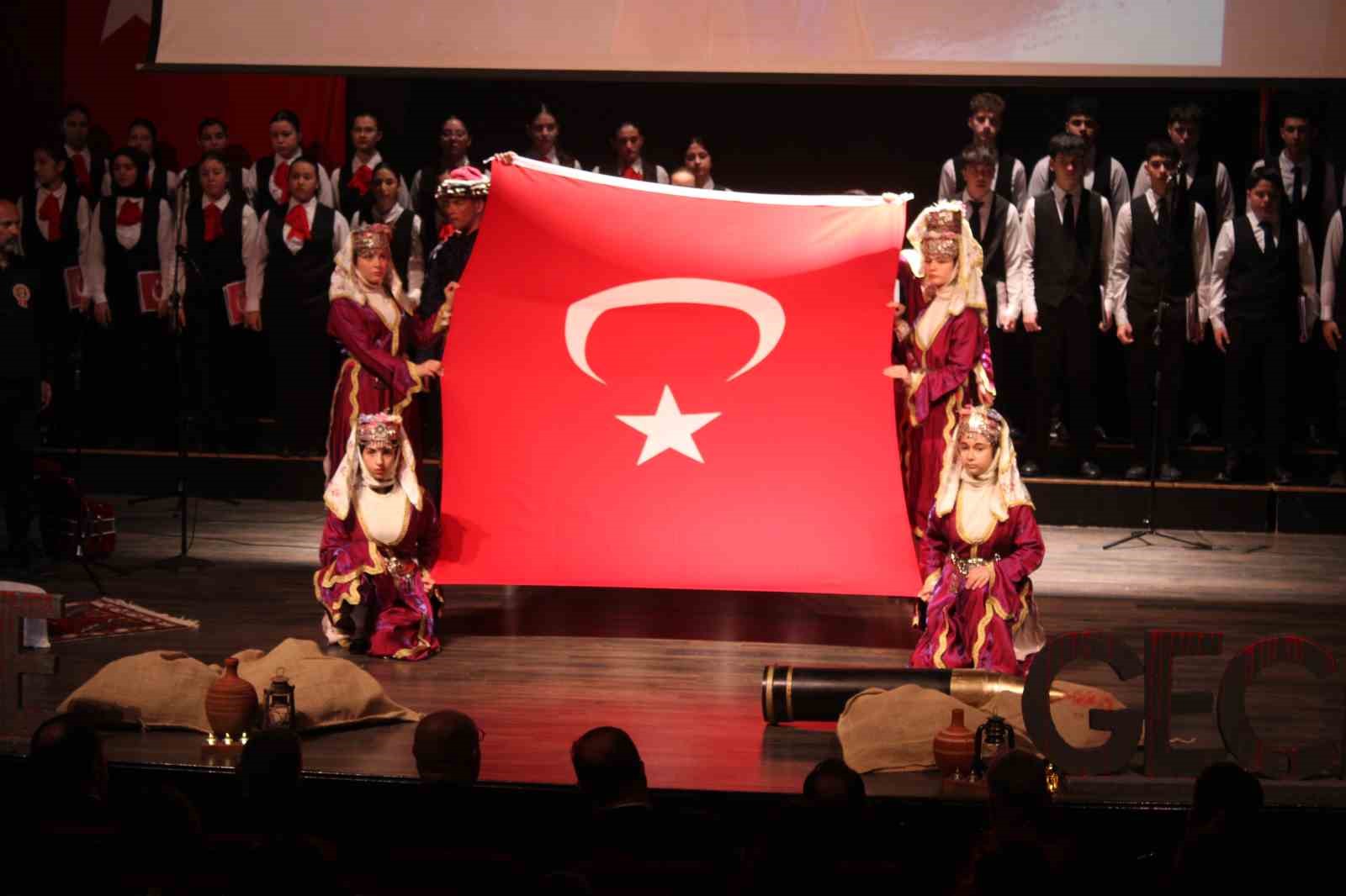 Öğrencilerinin ‘Bir Hilal Uğruna’ oratoryosu ayakta alkışlandı

