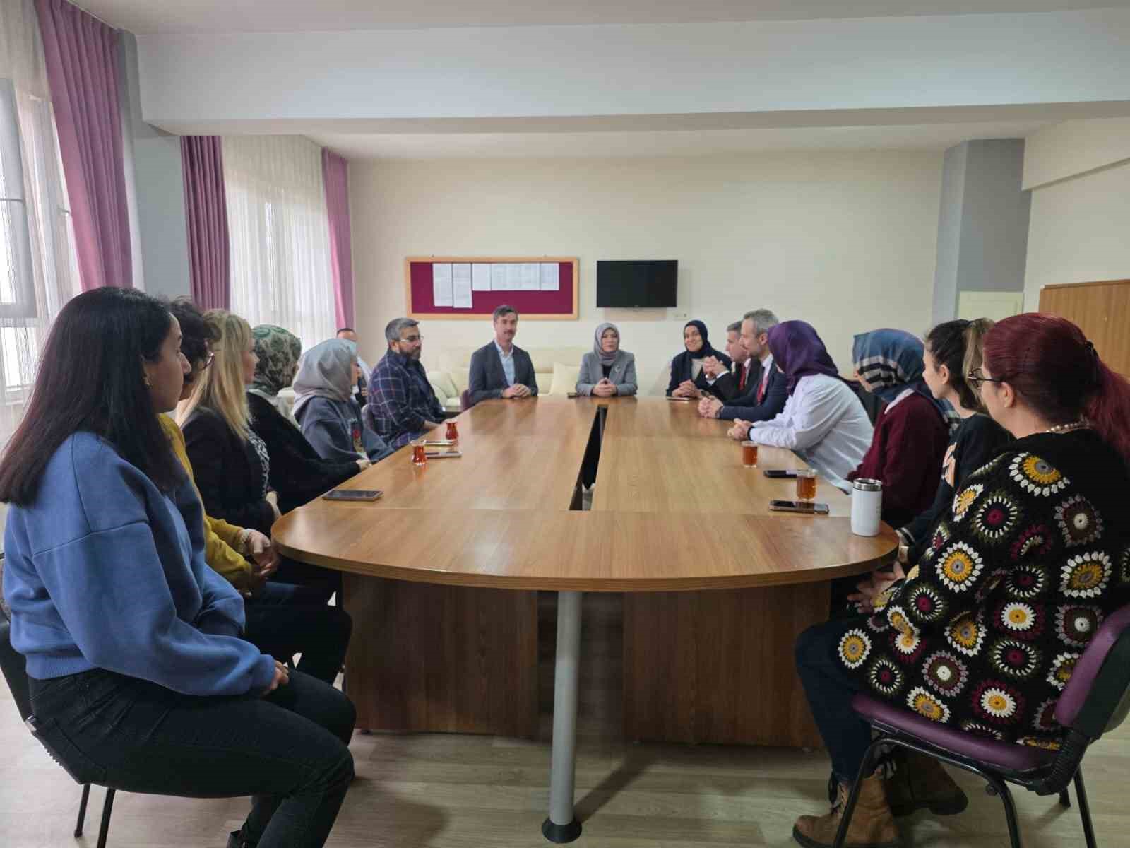 Öğrencilerle bayrak temalı derste buluştu
