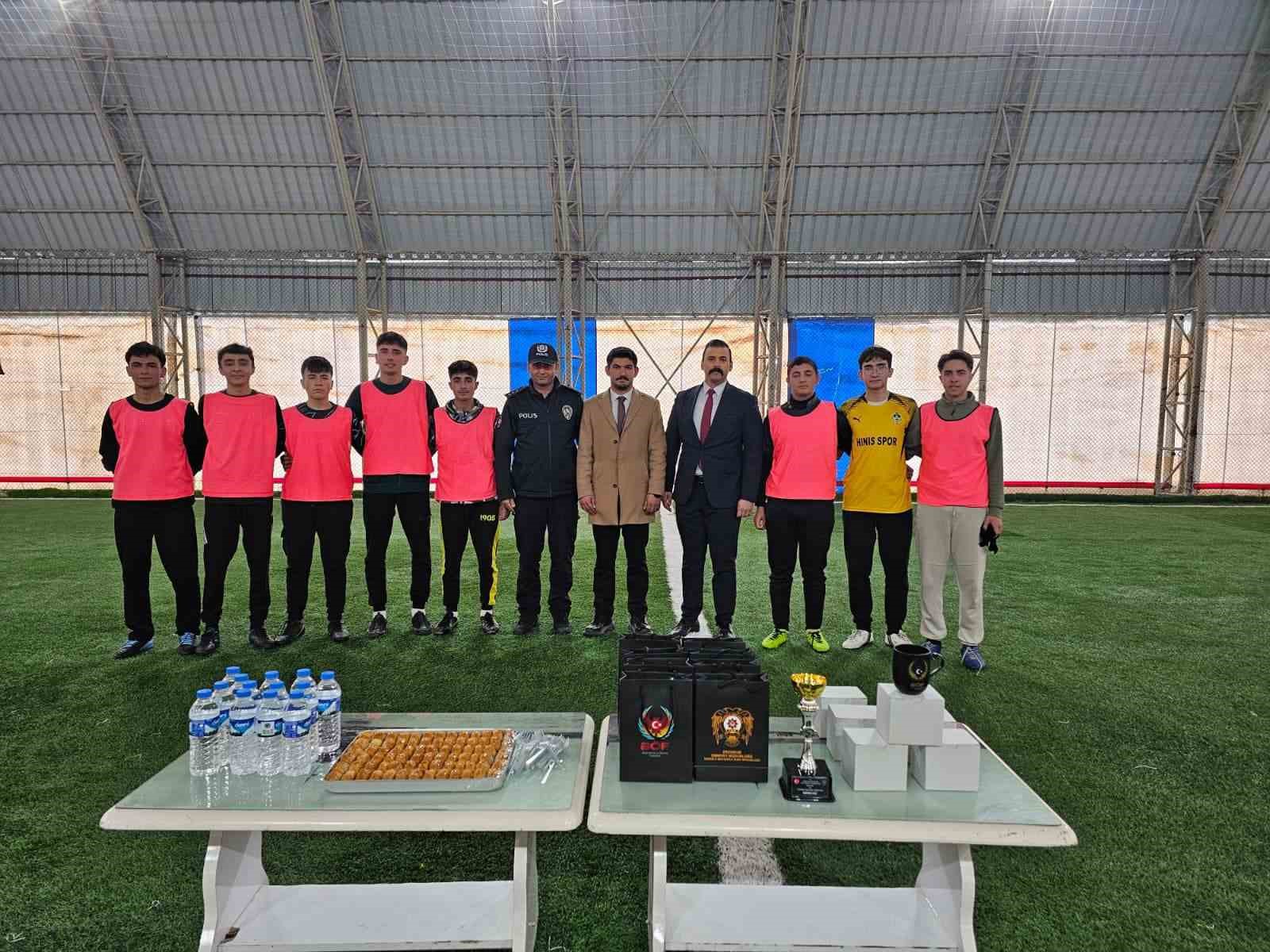 Öğrencilerle halı sahada maç yapan polis, terör örgütleri konusunda bilgilendirdi
