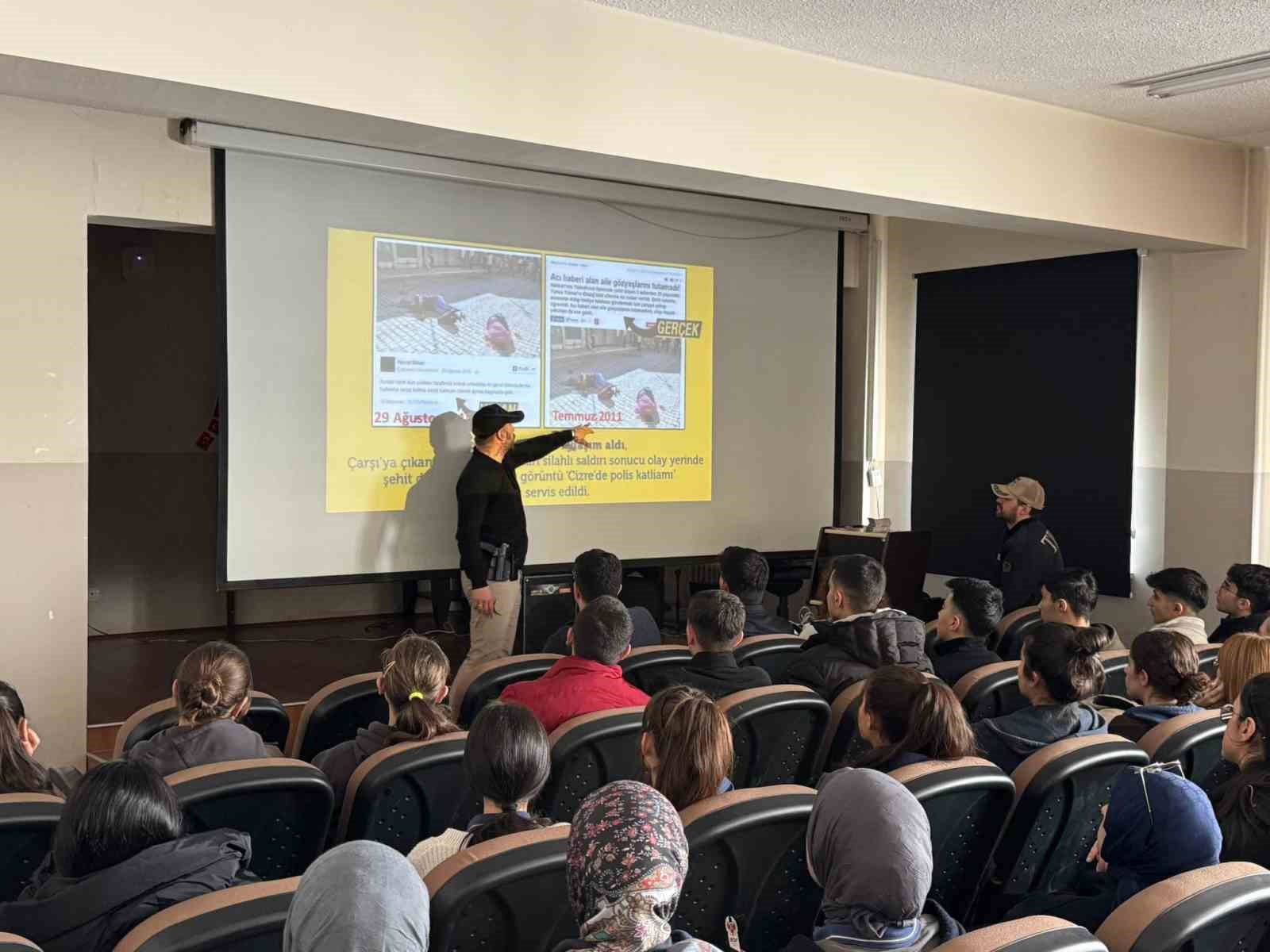 Öğrencilerle halı sahada maç yapan polis, terör örgütleri konusunda bilgilendirdi
