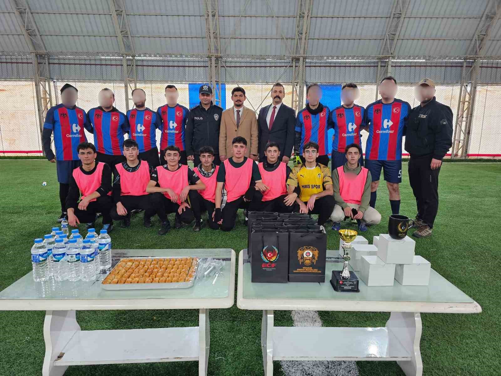 Öğrencilerle halı sahada maç yapan polis, terör örgütleri konusunda bilgilendirdi
