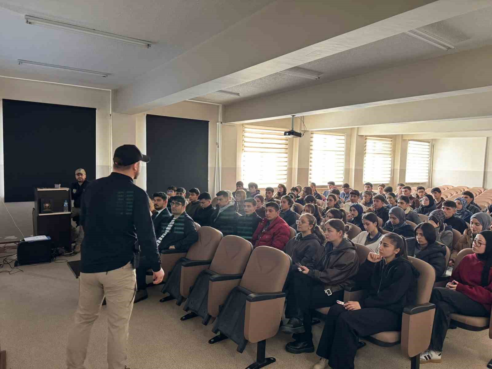 Öğrencilerle halı sahada maç yapan polis, terör örgütleri konusunda bilgilendirdi
