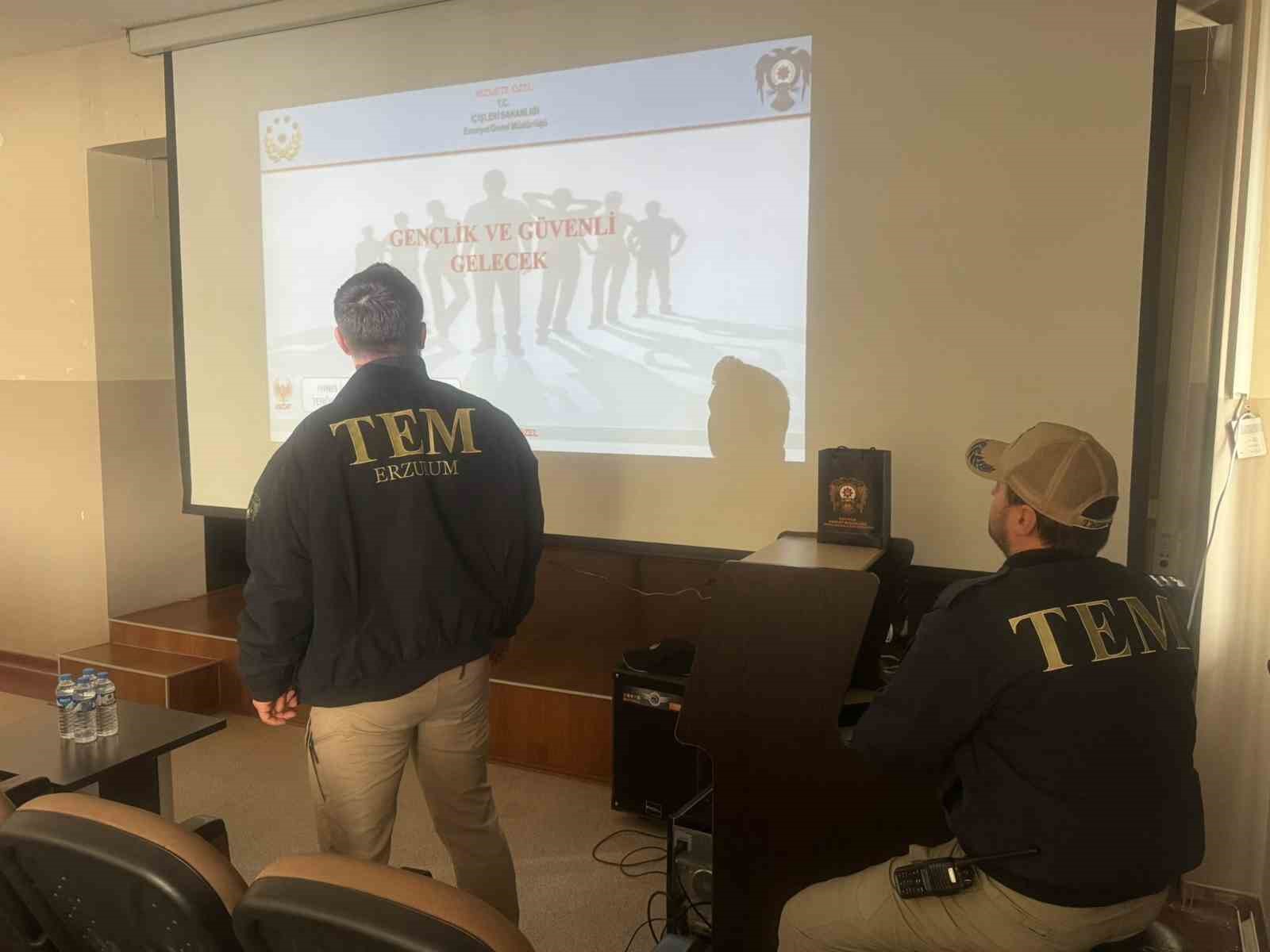 Öğrencilerle halı sahada maç yapan polis, terör örgütleri konusunda bilgilendirdi
