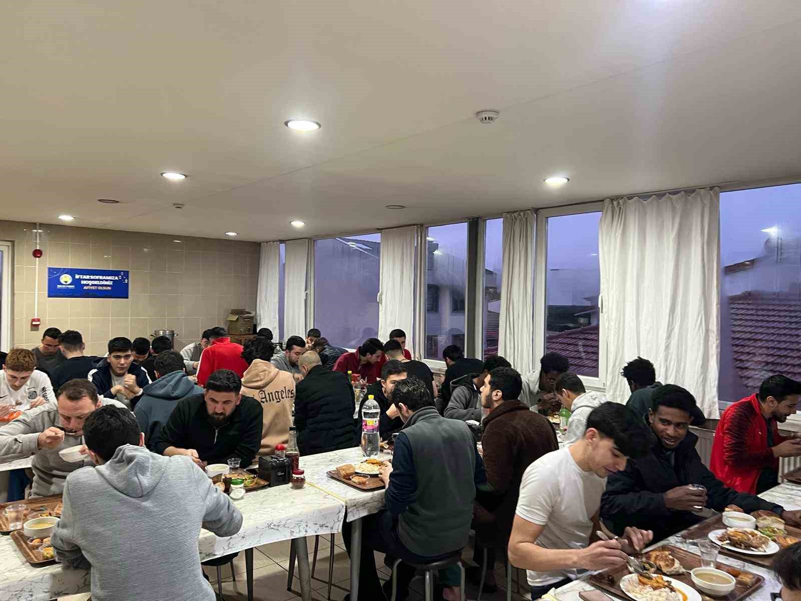 Öğrencilerle iftarda bir araya geldiler
