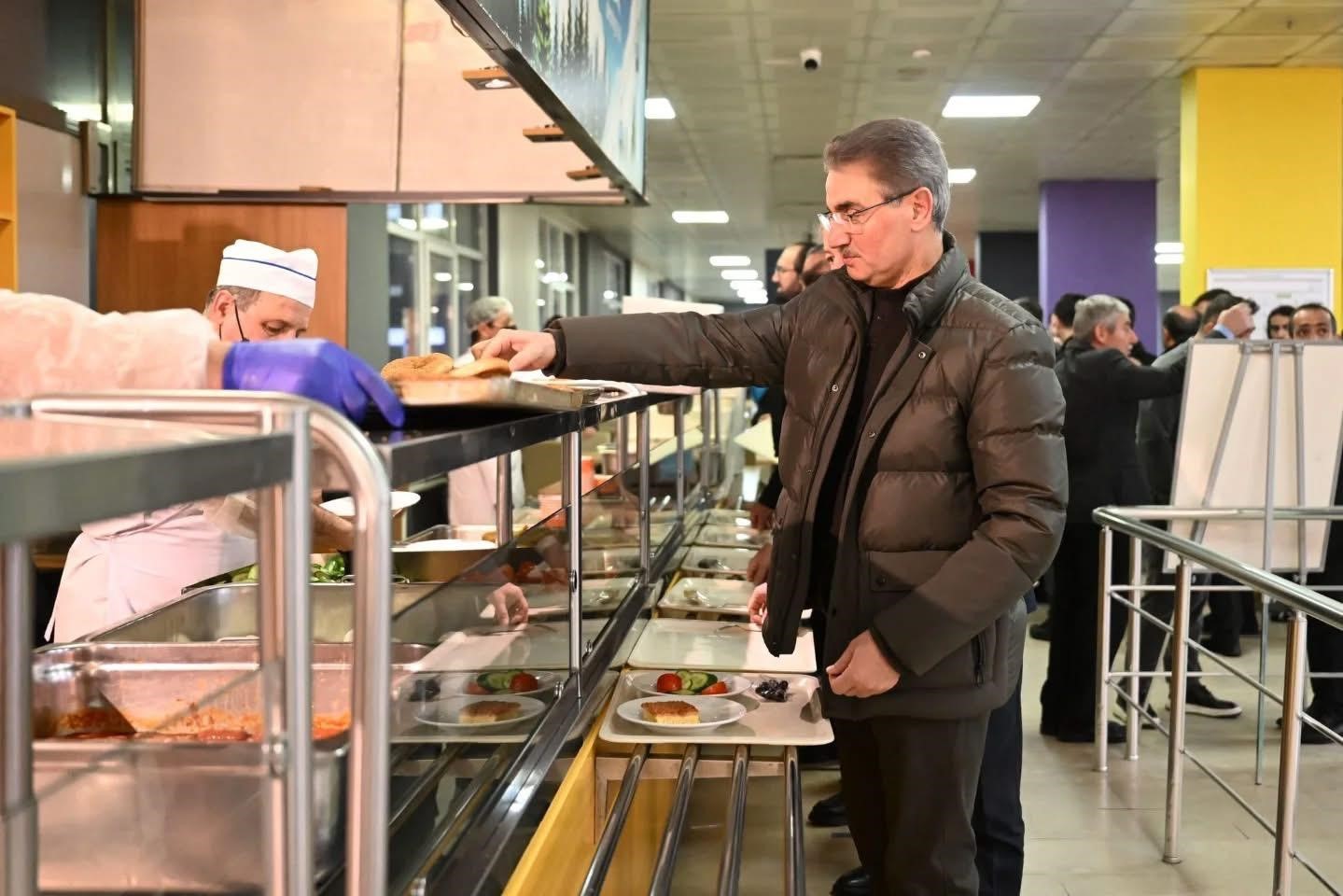 Öğrencilerle sahur sofrasında bir araya geldi
