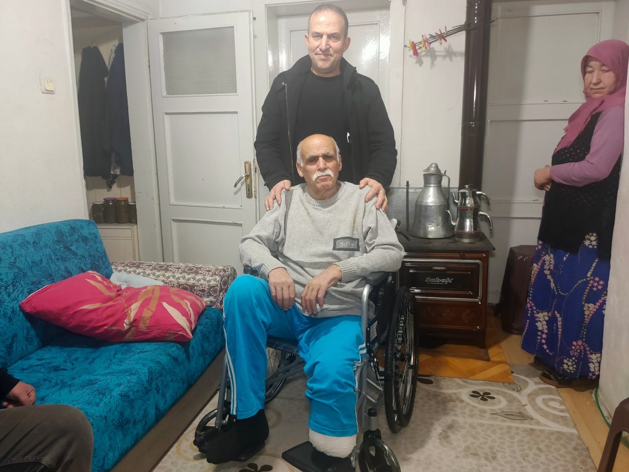Öğrencilerle yaptığı işbirliğiyle 322’nci tekerlekli sandalyeyi ihtiyaç sahibine teslim etti
