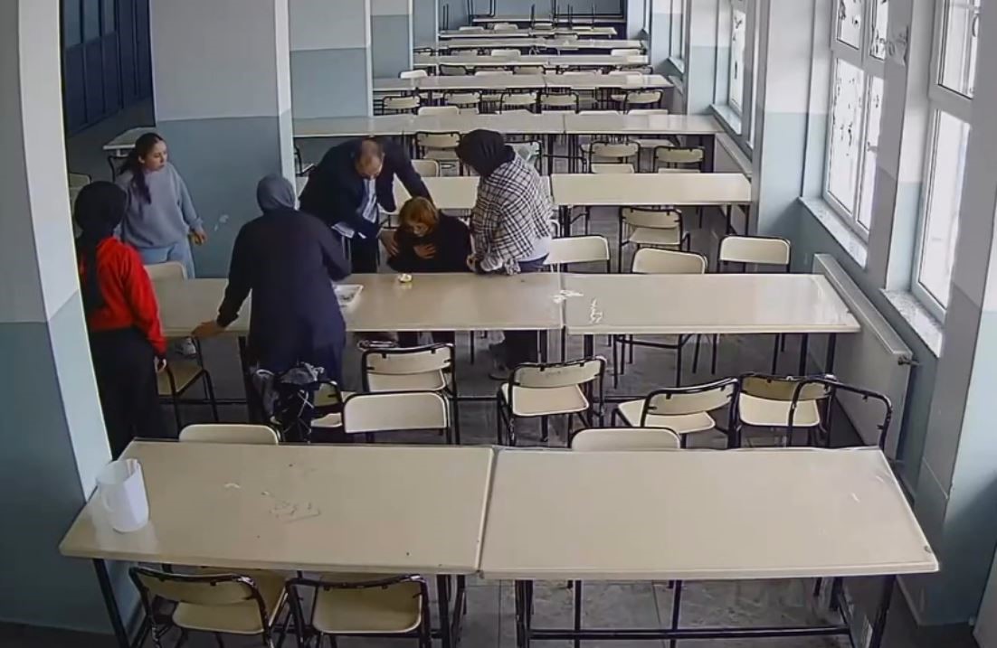 Öğrencisini Heimlich manevrasıyla kurtardı
