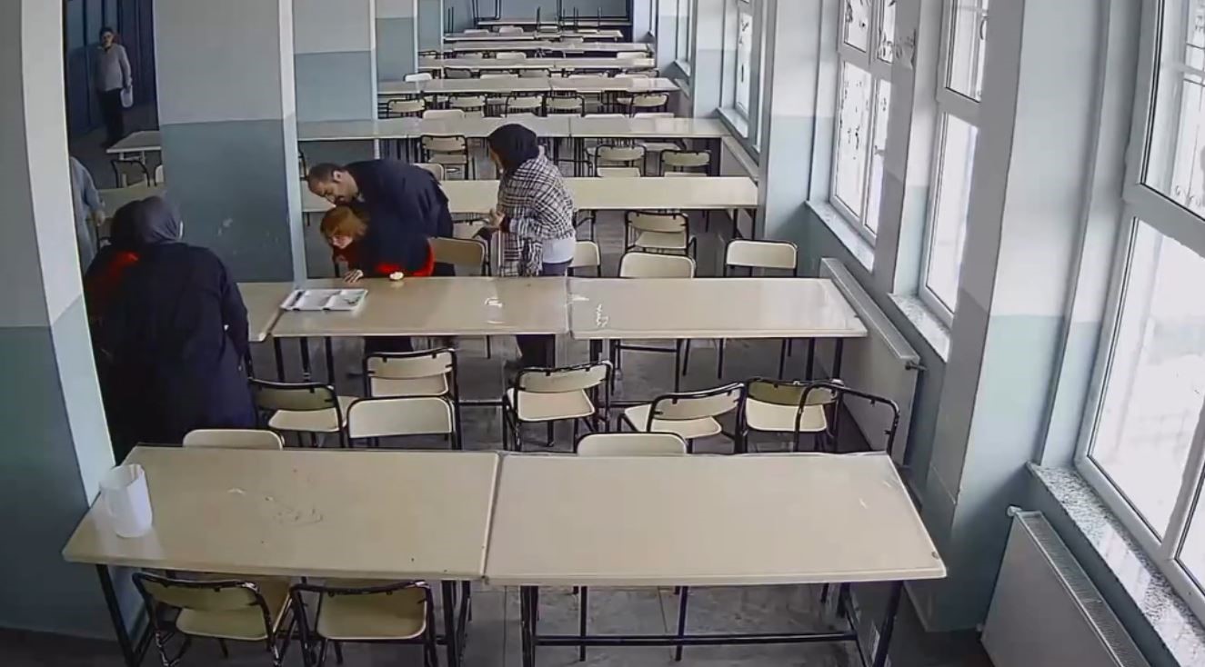 Öğrencisini Heimlich manevrasıyla kurtardı
