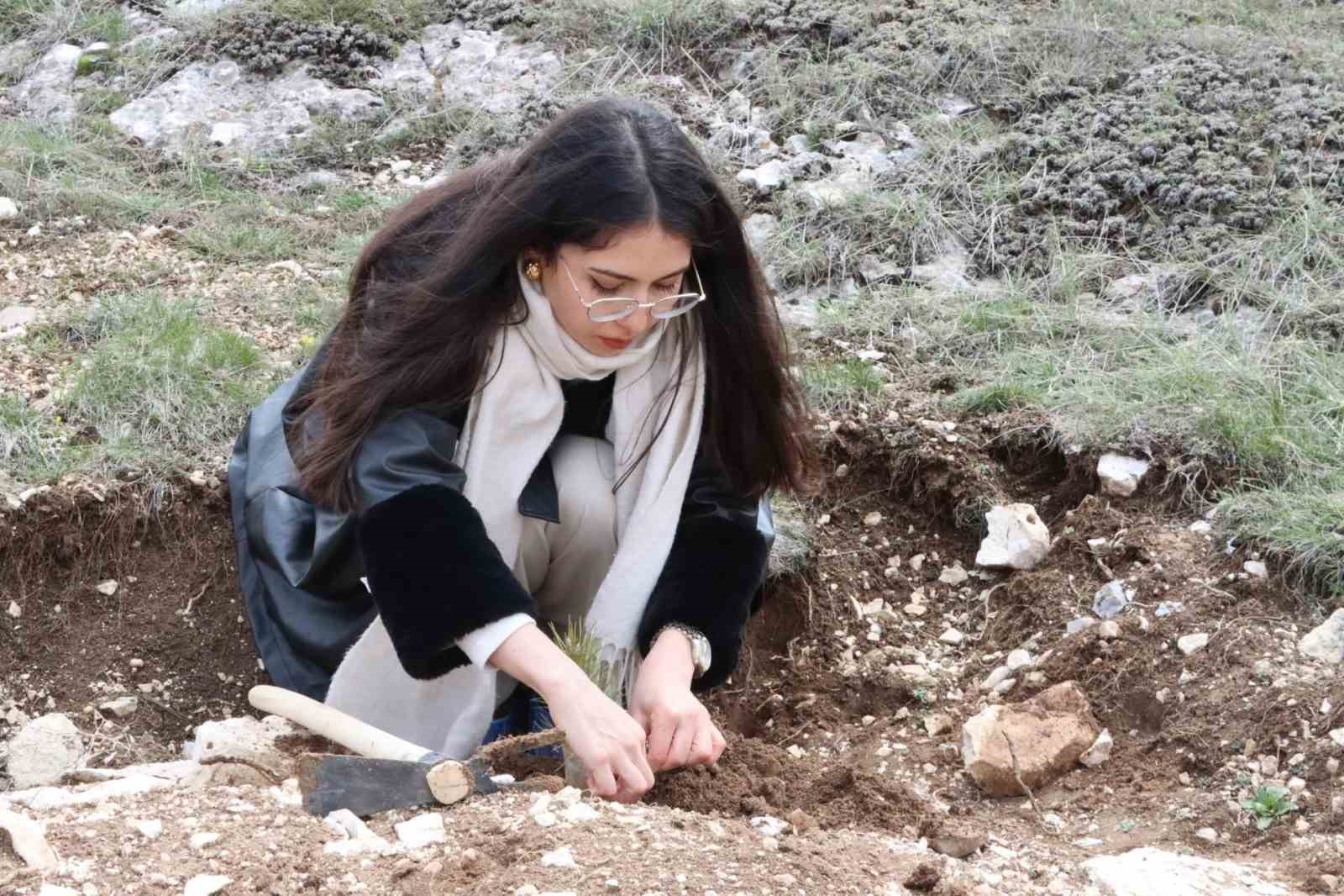 Öğretmen adayları fidanları toprakla buluşturdu
