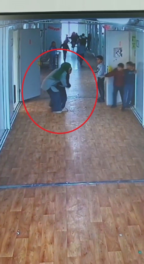 Öğretmen, boğazına yiyecek kaçan Suriyeli öğrencisini heimlich manevrası ile kurtardı
