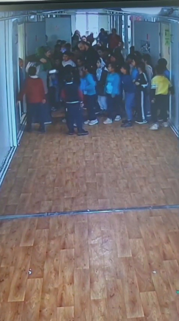 Öğretmen, boğazına yiyecek kaçan Suriyeli öğrencisini heimlich manevrası ile kurtardı
