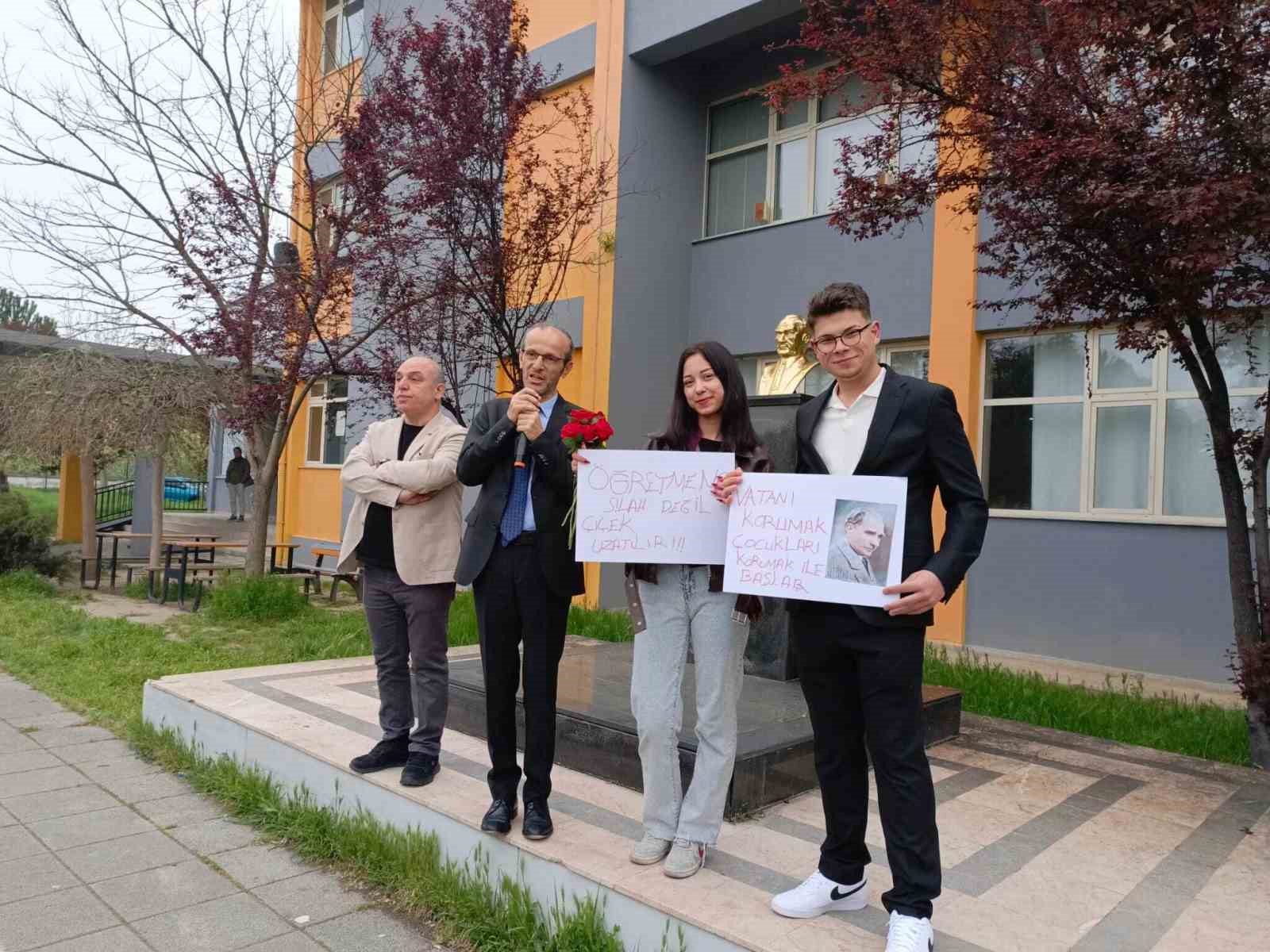 Öğretmen ve öğrenciler çiçeklerle karşılandı
