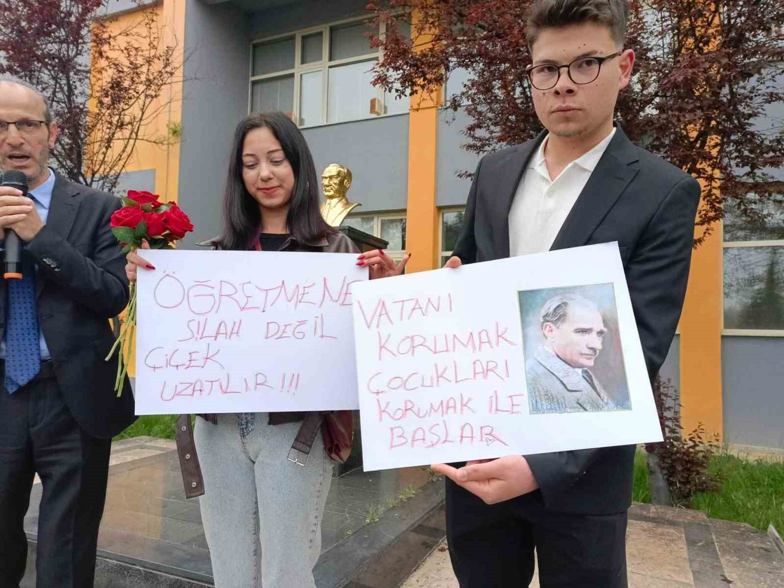 Öğretmen ve öğrenciler çiçeklerle karşılandı
