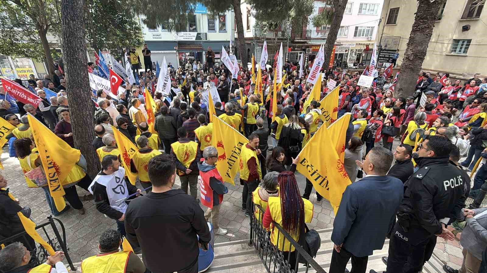 Öğretmenlerden "şiddet" tepkisi: "Ekranda şiddet içeren diziler durdurulmalı"
Öğretmenlerden "şiddet" tepkisi: "Ekranda şiddet içeren diziler durdurulmalı"