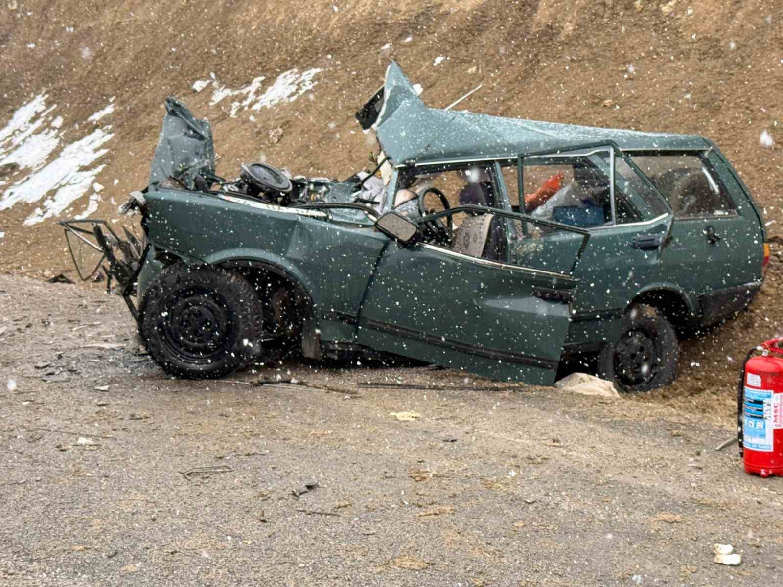 Öğretmenleri taşıyan servis ile otomobil çarpıştı: 1 ölü, 2’si ağır 10 yaralı
