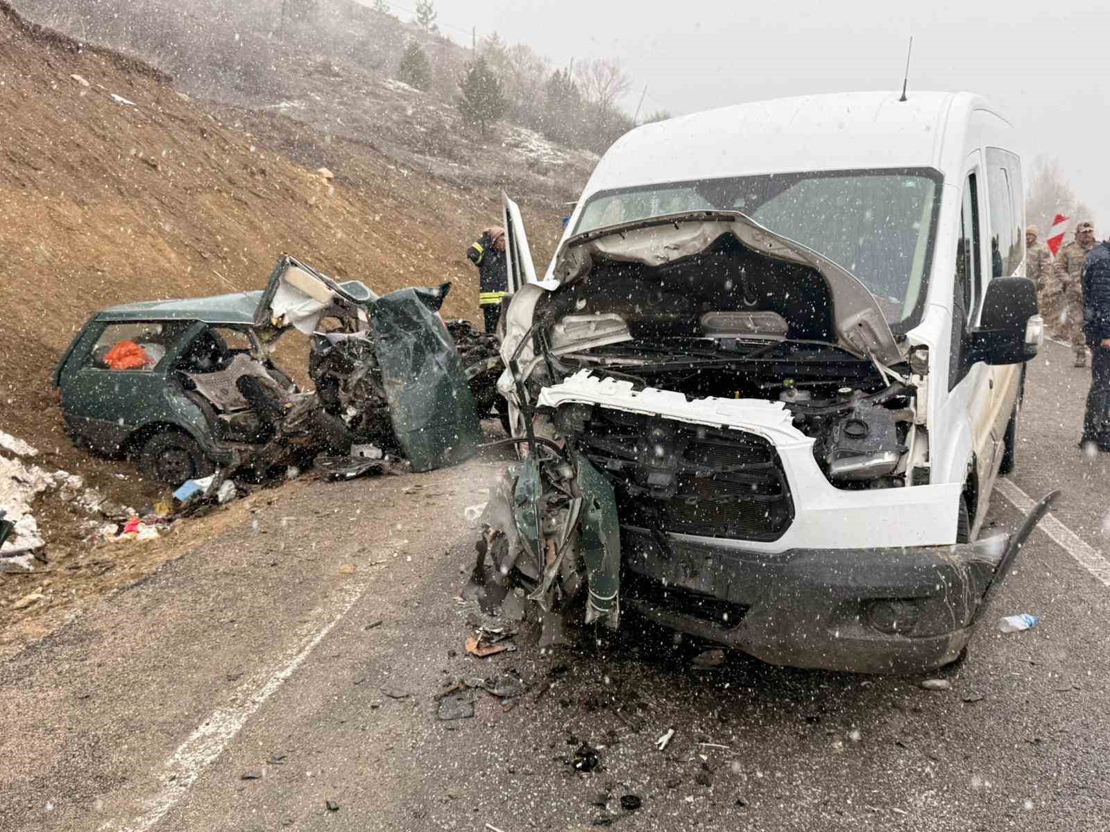 Öğretmenleri taşıyan servis ile otomobil çarpıştı: 1 ölü, 2’si ağır 10 yaralı
