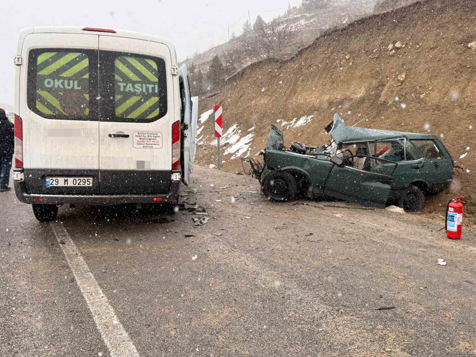 Öğretmenleri taşıyan servis ile otomobil çarpıştı: 1 ölü, 2’si ağır 10 yaralı
