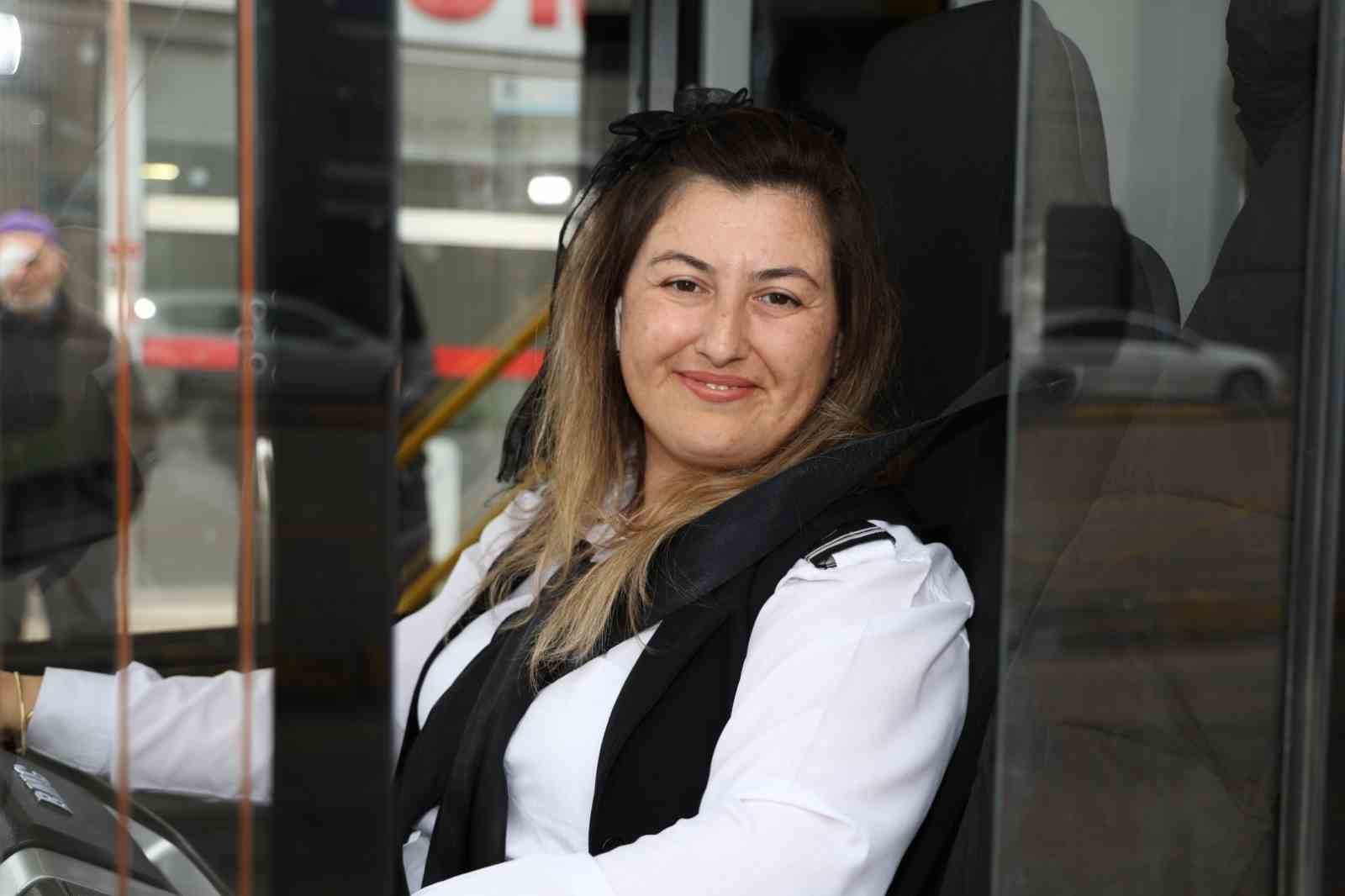 Öğretmenliği bıraktı, otobüs direksiyonuna geçti
