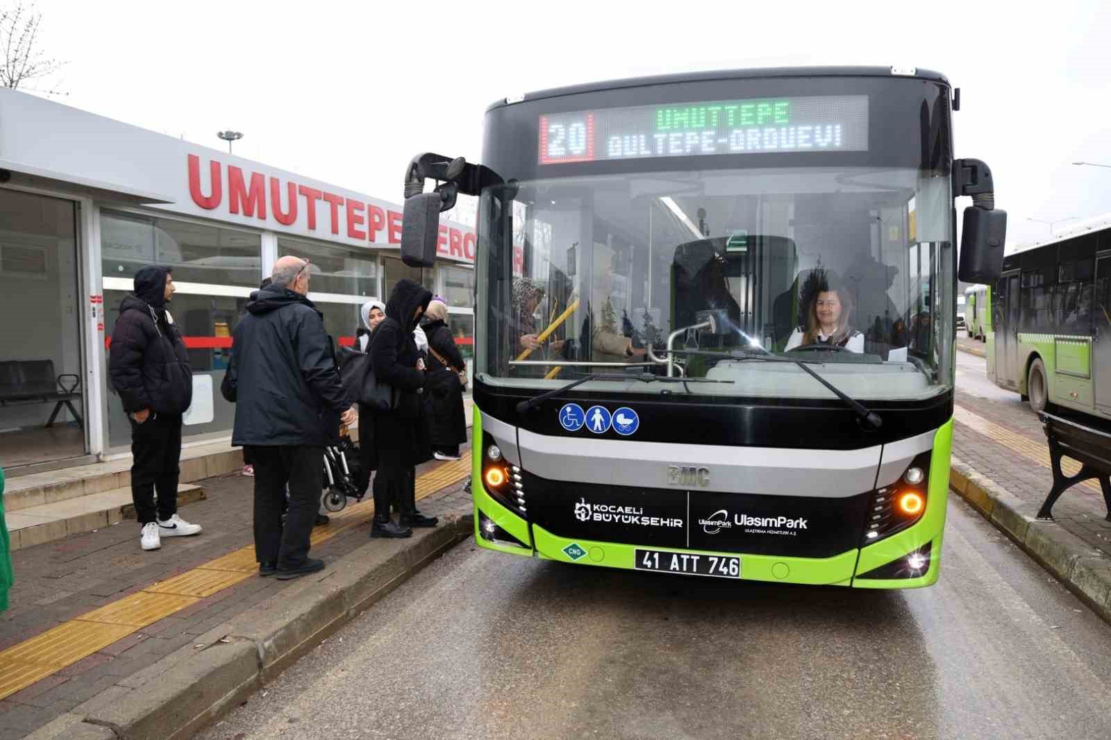 Öğretmenliği bıraktı, otobüs direksiyonuna geçti
