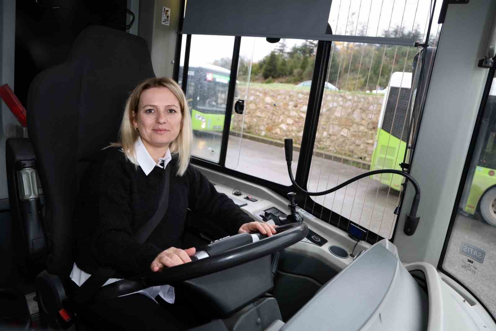 Öğretmenliği bıraktı, otobüs direksiyonuna geçti
