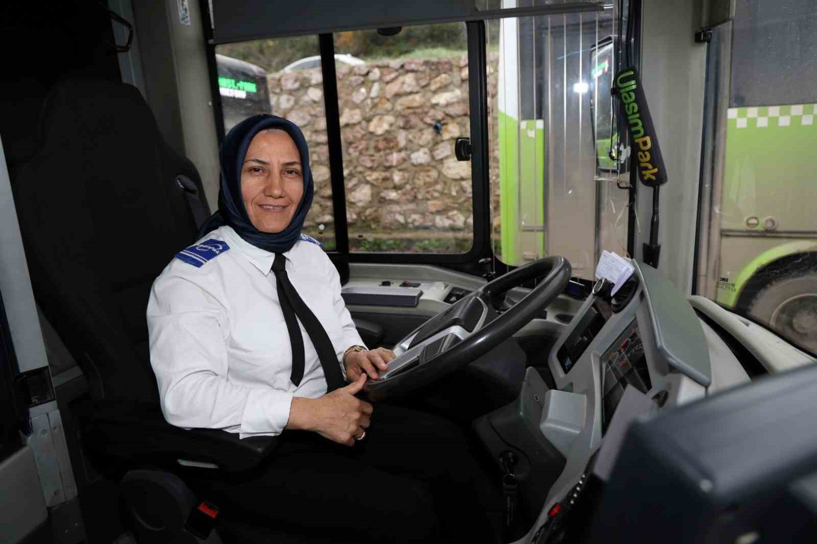 Öğretmenliği bıraktı, otobüs direksiyonuna geçti
