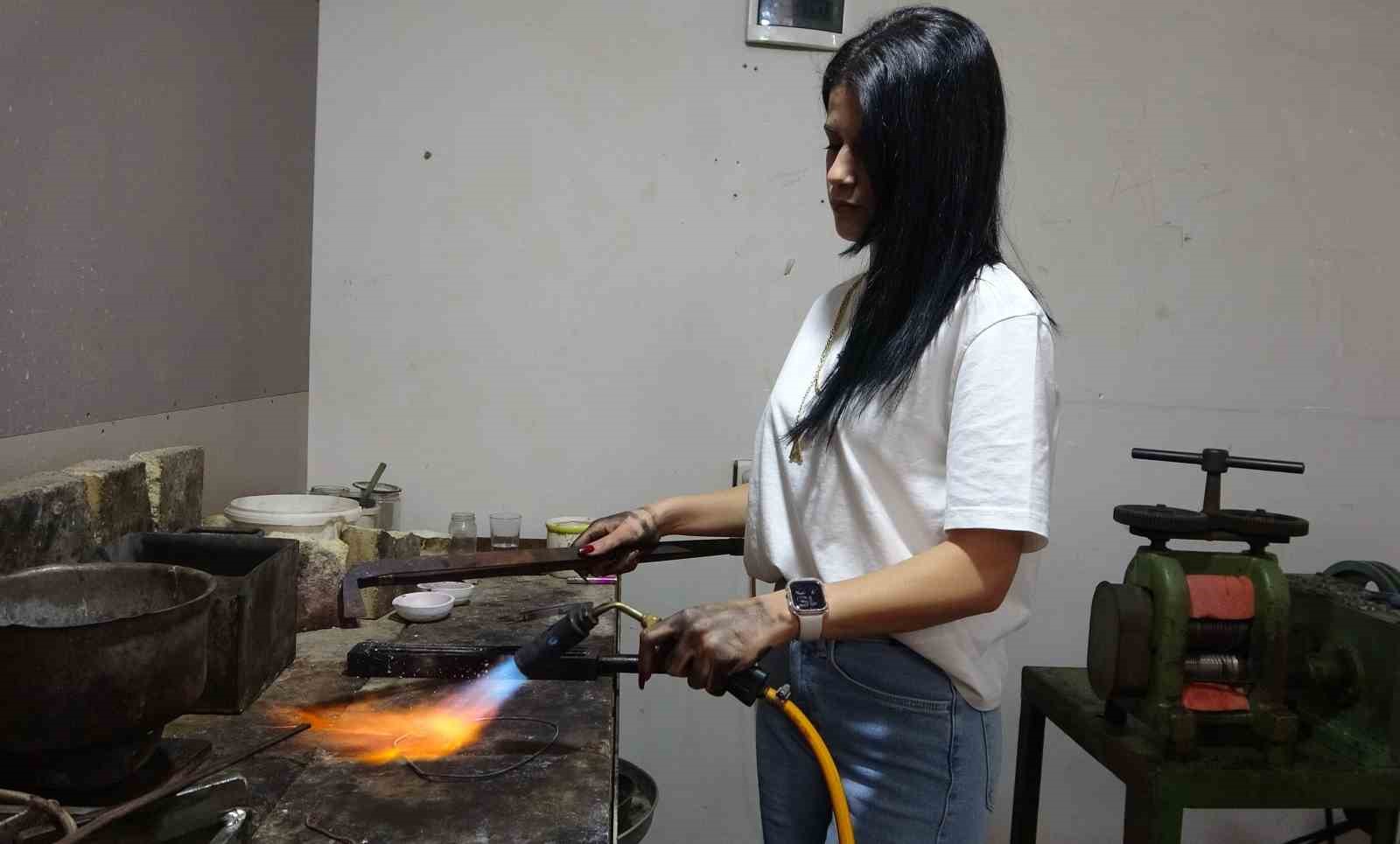 Ojeli tırnaklarıyla erkek egemen meslekte usta oldu
