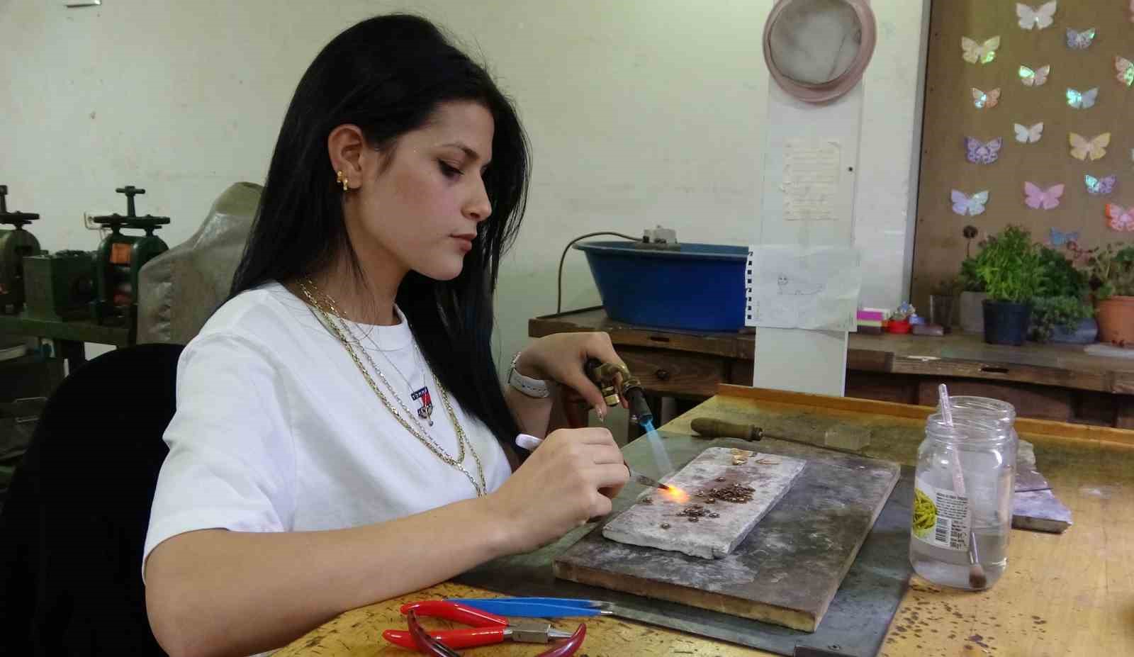 Ojeli tırnaklarıyla erkek egemen meslekte usta oldu
