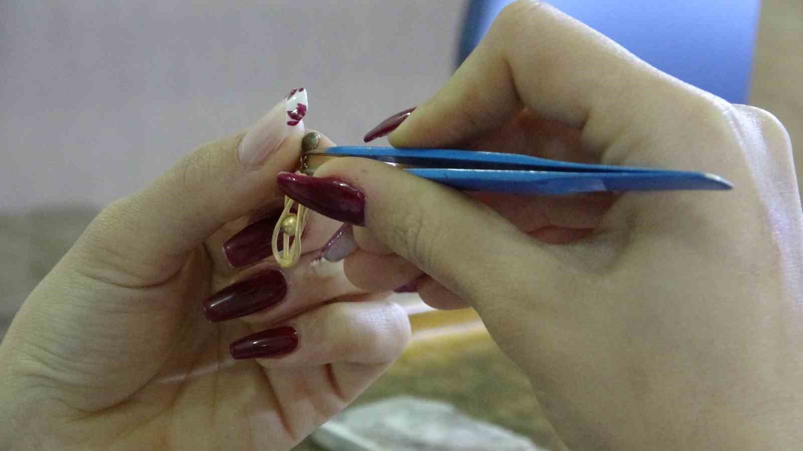 Ojeli tırnaklarıyla erkek egemen meslekte usta oldu
