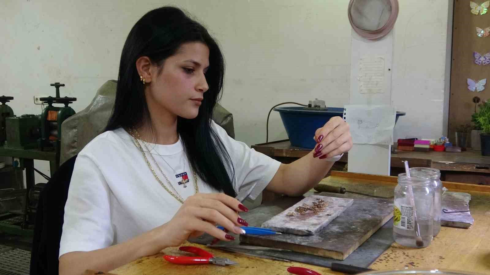 Ojeli tırnaklarıyla erkek egemen meslekte usta oldu
