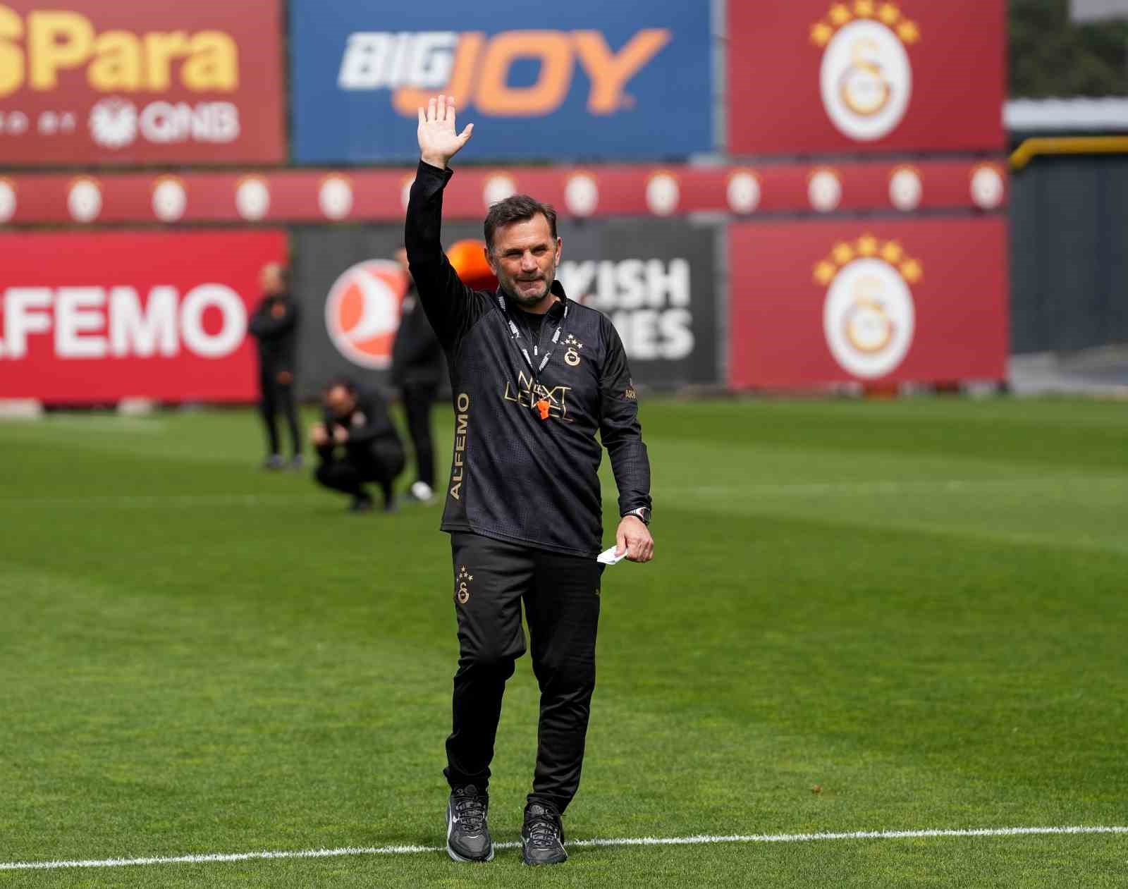Okan Buruk: "4 sene üst üste şampiyon olacağımıza yüzde 100 inanıyorum"
Okan Buruk: "4 sene üst üste şampiyon olacağımıza yüzde 100 inanıyorum"