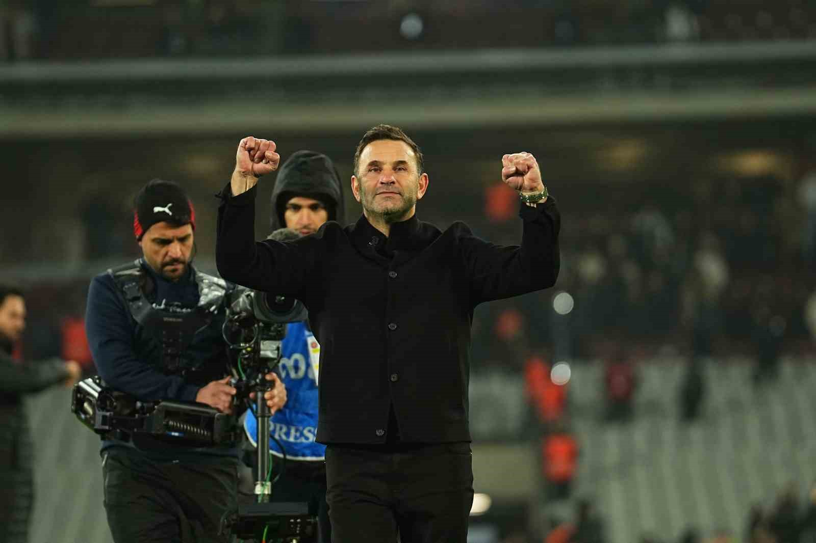 Okan Buruk, taraftarlara 3’lü çektirdi
