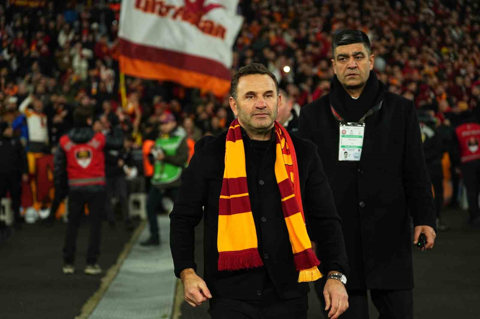 Okan Buruk, taraftarlara 3’lü çektirdi
