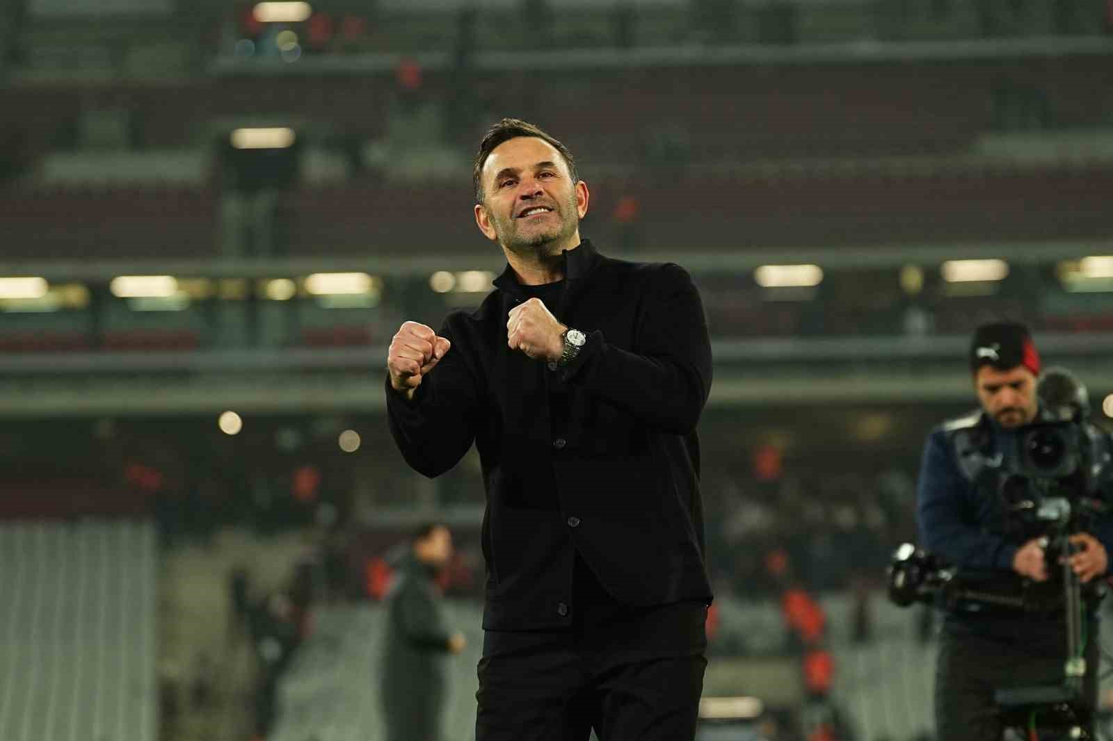 Okan Buruk, taraftarlara 3’lü çektirdi
