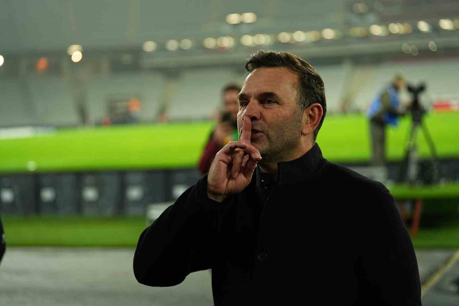 Okan Buruk, taraftarlara 3’lü çektirdi
